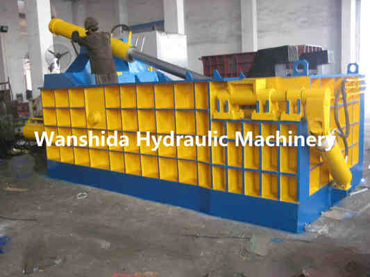 Gepaste spanning 1600kN Hydraulische metalen baler voor het recyclen van metaal en de productie van compacte balen